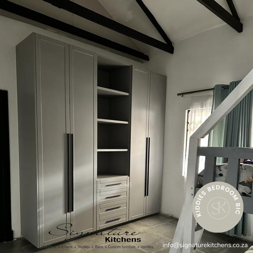 Kiddies bedroom built-in cupboard with open shelving