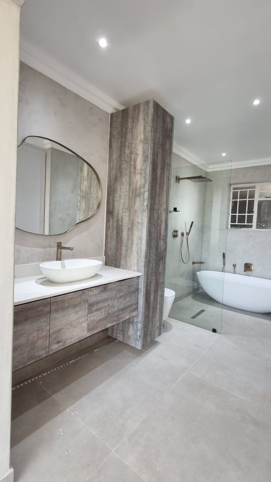 Stone-look floating bathroom vanity